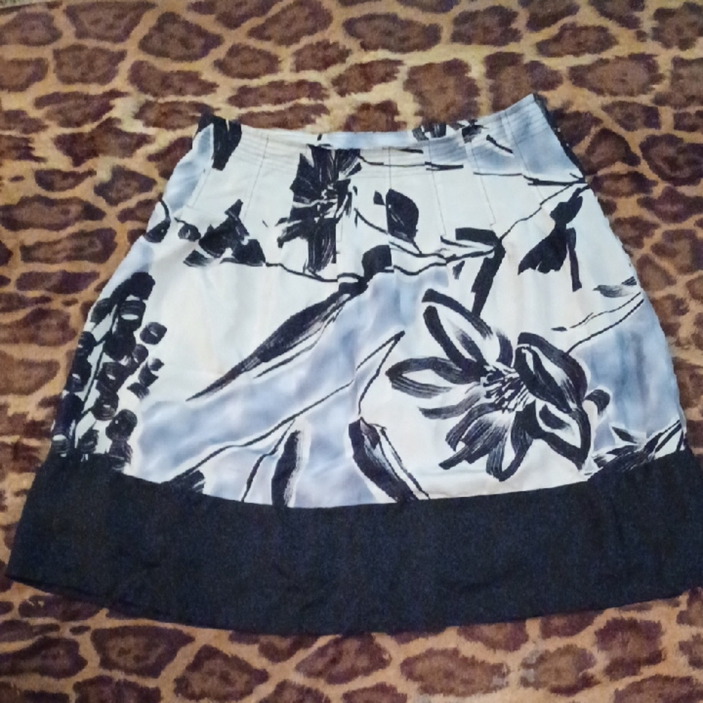 BCBG MaxAzria Black and White Silk Floral Mini Skirt - Sz 4